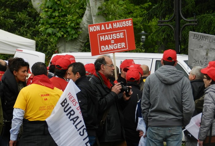 Les buralistes du Grand sud se sont rassemblés ce jeudi place de l'Europe à Toulouse pour manifester contre l'augmentation le prix du tabac et du taux de TVA.